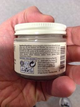 Burt's Bees Kem dưỡng tay với dầu hạnh nhân và sữa