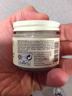 Burt's Bees Kem dưỡng tay với dầu hạnh nhân và sữa