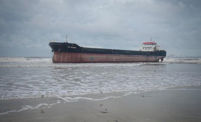 Quãng Ngãi: 23 người mắc kẹt trên hai con tàu hàng bị mắc cạn do bão số 6