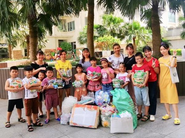 Hà Nội: Người dân mang rác đi... quyên góp