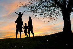 Rồi một ngày, cha mẹ cũng sẽ già thế nên đừng tiếc lời yêu thương