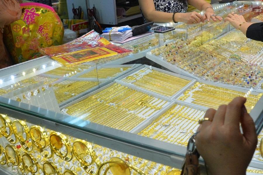 Giá vàng hôm nay 1/8 Vàng thế giới giảm, trong nước tiếp tục tăng mạnh