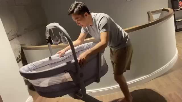 Nửa đêm, Cường Đô La dong xe nổi dỗ con ngủ