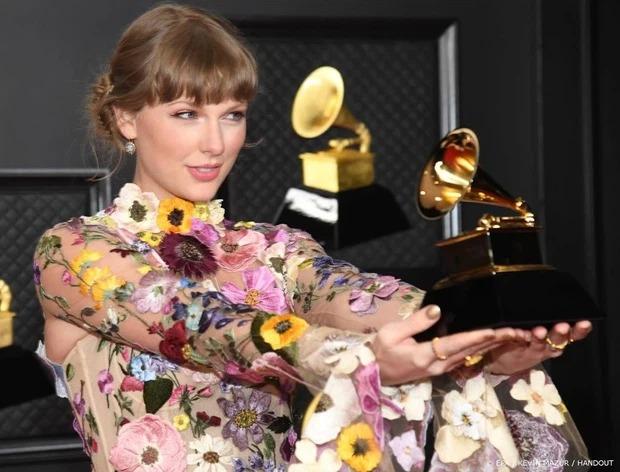 Taylor Swift không phải ngôi sao duy nhất đang pose dáng thì bị rách đồ