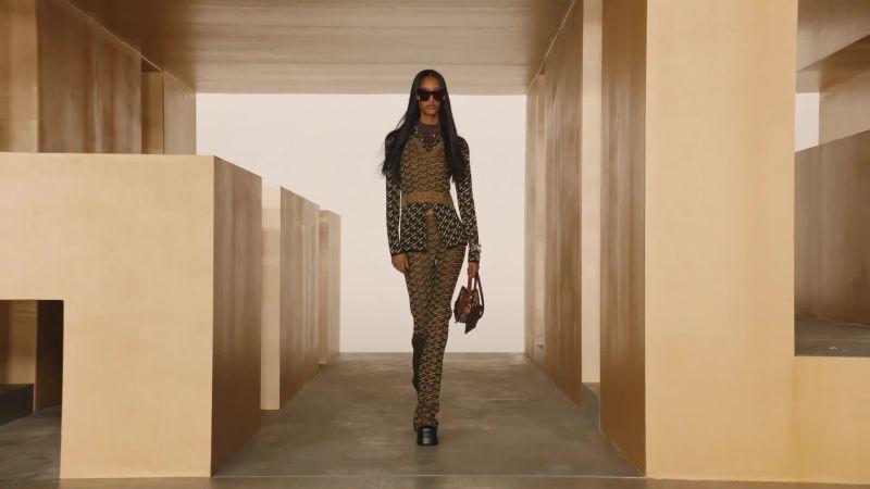 Chinh phục họa tiết Monogram 