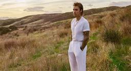 Justin Bieber đẹp trai lai láng hay khó cảm trên bìa GQ?
