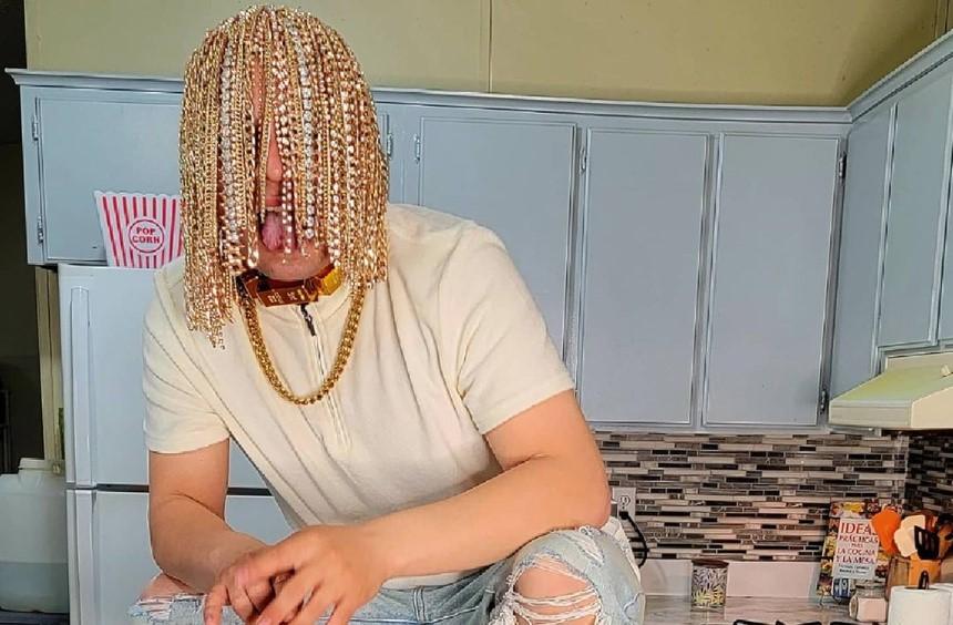 Nam rapper gắn dây chuyền vào da đầu