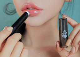 4 cách đánh son không bị khô môi 