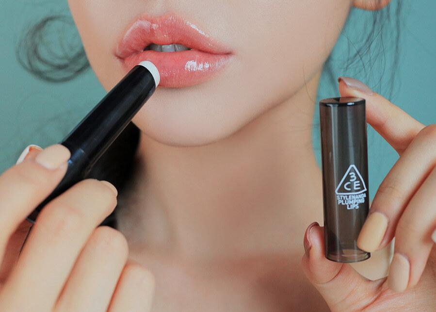 4 cách đánh son không bị khô môi 