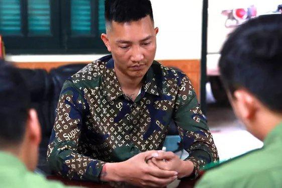 Huấn "Hoa hồng" cúi đầu xin lỗi tại cơ quan công an vì giả mạo clip của VTV