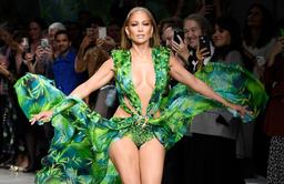 Táo bạo với loạt váy rừng xanh xẻ ngực của dàn sao Hollywood