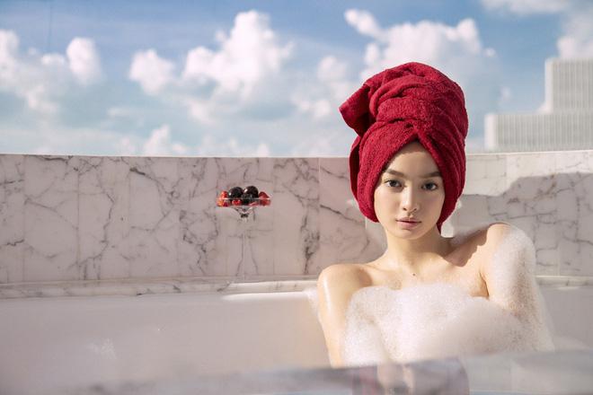 Đi tắm cũng phải đẹp: Khoảnh khắc gợi cảm của Kaity Nguyễn