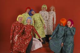 Ngắm nhìn áo dài Tết ngập tràn hơi ấm tuổi thơ và gia đình của Hà Nhật Tiến