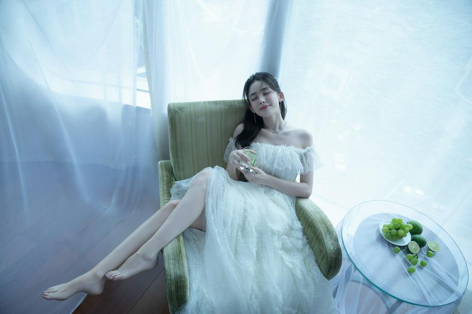 Mỹ nhân Tân Cương Cổ Lực Na Trát diện đầm ren trắng đẹp tựa thiên thần