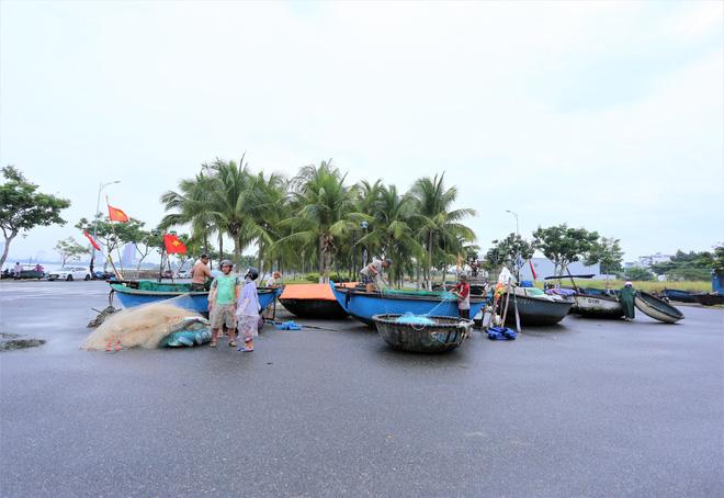 Cảnh người dân Đà Nẵng đội mưa chống bão số 5 sau Covid-19