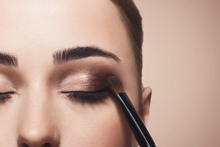 Cách trang điểm mắt an toàn theo tư vấn của bác sĩ Viện Mắt Trung ương