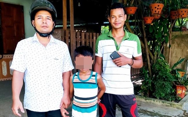 Quảng Nam: Cháu bé đi bộ một mình 7km tìm mẹ, vừa đi vừa khóc không ngừng