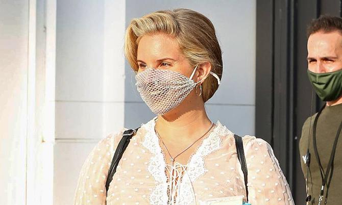 Ca sĩ Lana Del Rey bị chỉ trích vì đeo khẩu trang lưới