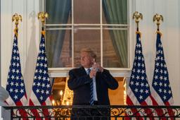 Được xuất viện, Tổng thống Donald Trump tháo khẩu trang ngay tại Nhà Trắng