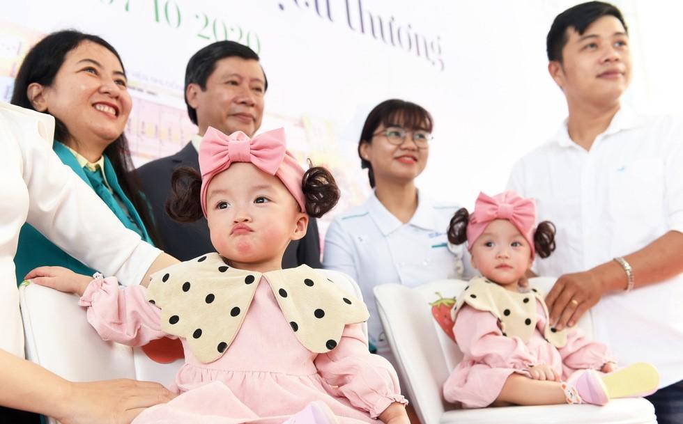 Trúc Nhi - Diệu Nhi trong ngày xuất viện với tư cách hai cá thể độc lập