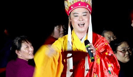 "Đường Tăng" Từ Thiếu Hoa mặc áo cà sa đi hát hội chợ mưu sinh ở tuổi 62