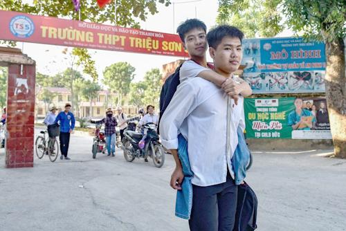Nam sinh 10 năm cõng bạn đi học có thể học tại Đại học Y Hà Nội sau 4 năm