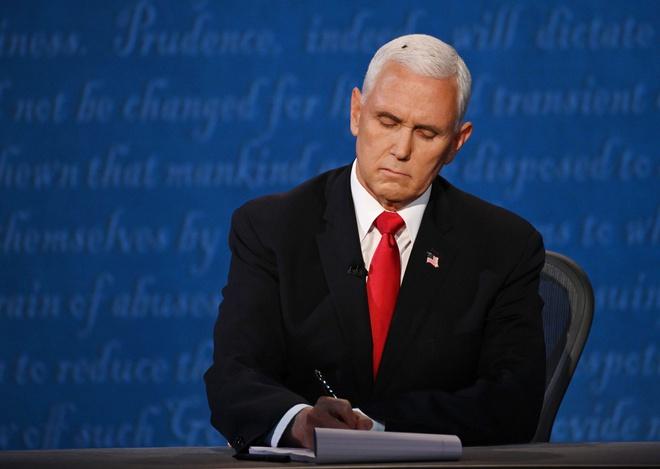 Con ruồi đậu trên tóc Phó Tổng thống Mike Pence suốt 2 phút