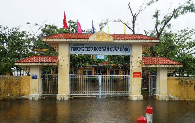 Lũ miền Trung chạm mức lịch sử, hàng loạt tỉnh thành cho học sinh nghỉ học