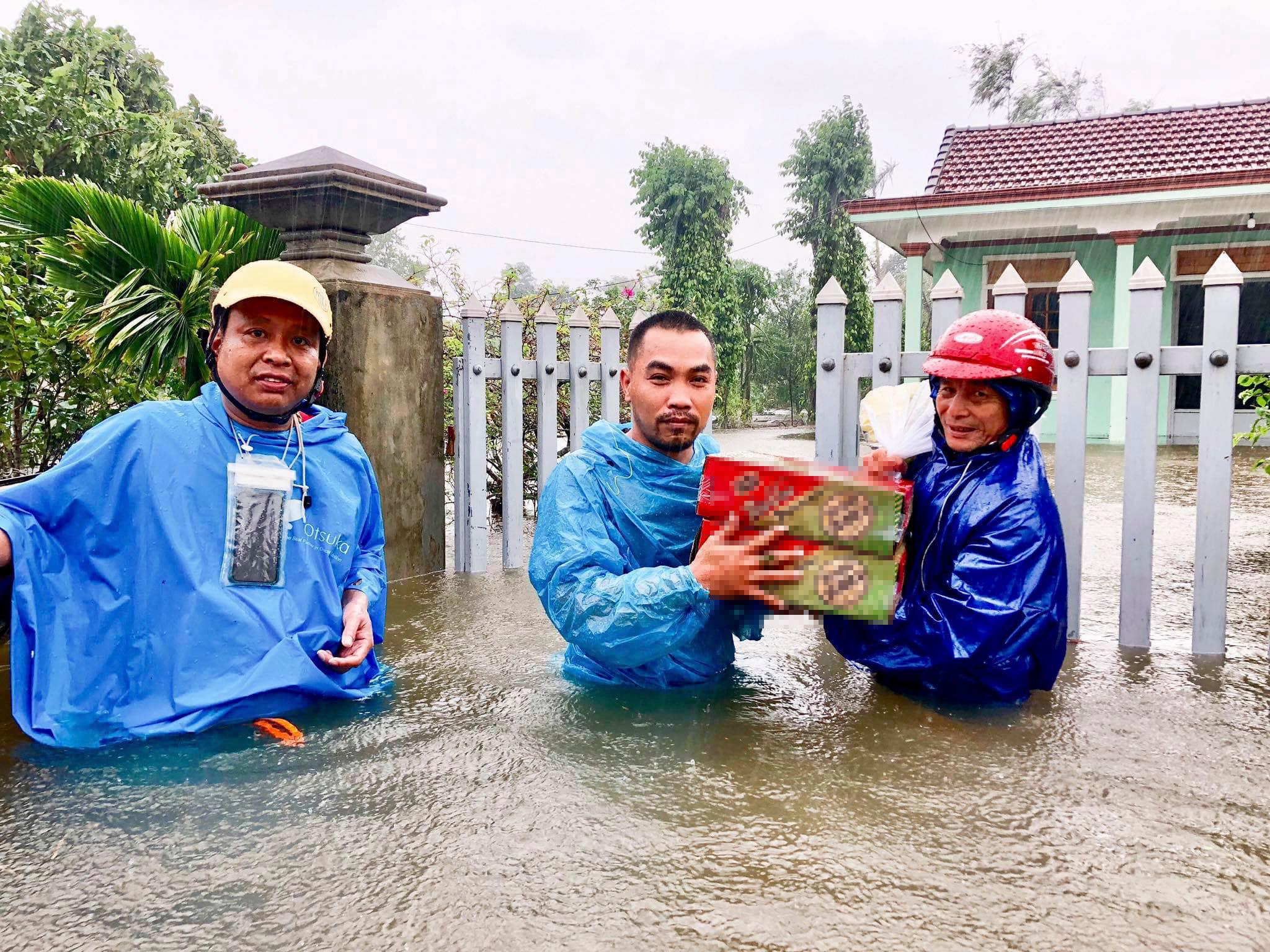 Chàng trai mua 5000 thùng mì, tự lái xe tải tới miền Trung cứu trợ