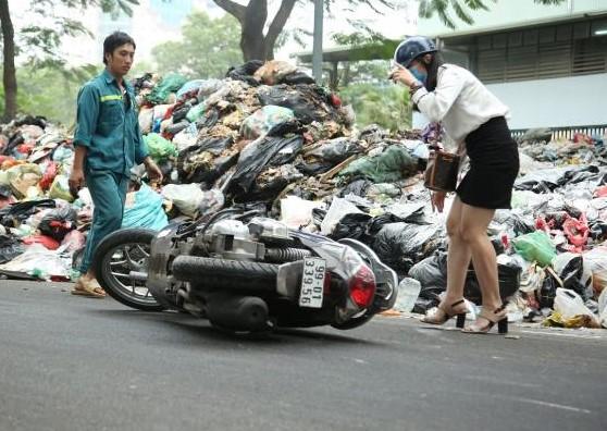 Hà Nội: Nước thải từ "núi rác" chảy lênh láng khiến người đi đường bị ngã
