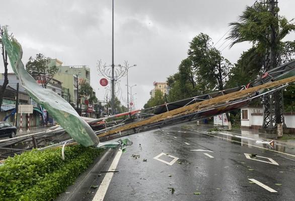Bão số 9 đánh sập cổng chào bằng thép tại thành phố Quảng Ngãi