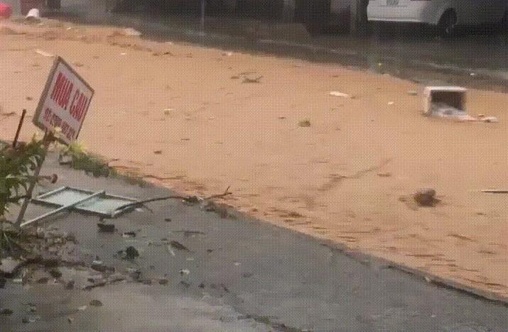 Khoảnh khắc thót tim cứu người bị lũ cuốn phăng ở Quảng Nam