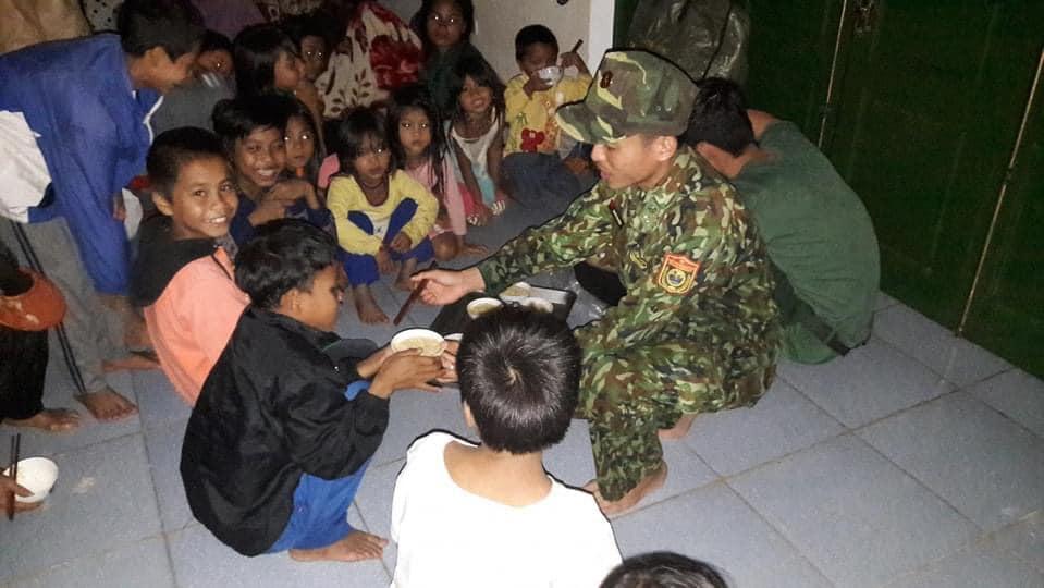 Người dân Pa Ling Quảng Trị chen chúc ở đồn biên phòng vì bão thổi bay nhà