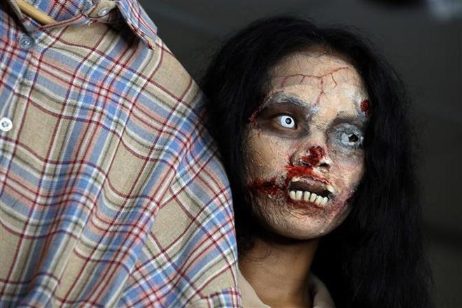 Cô gái Thái Lan livestream bán quần áo của người chết