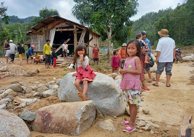 2 cán bộ xã giúp 40 người dân thoát sạt lở đất ở Quảng Ngãi trong tích tắc