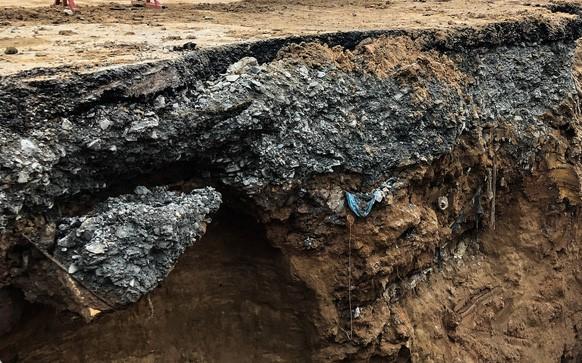 Mặt đường ở TP.HCM bị sụt hố lớn đủ nuốt chửng một chiếc xe tải