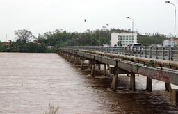 Quảng Ngãi: Cảnh cáo các nhà thầu để công nhân mắc kẹt giữa sông Trà Khúc