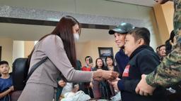 Thuỷ Tiên trở lại Hải Lăng, phát quà cả xã không cần tiêu chí ngập 1m