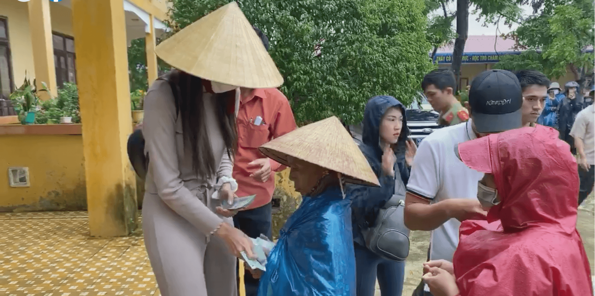 Thủy Tiên quay lại xã có bác trưởng thôn, nơi làm bùng nổ làn sóng tẩy chay