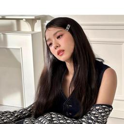 Jisoo (Blackpink) bật mí các mẹo dưỡng da không nếp nhăn