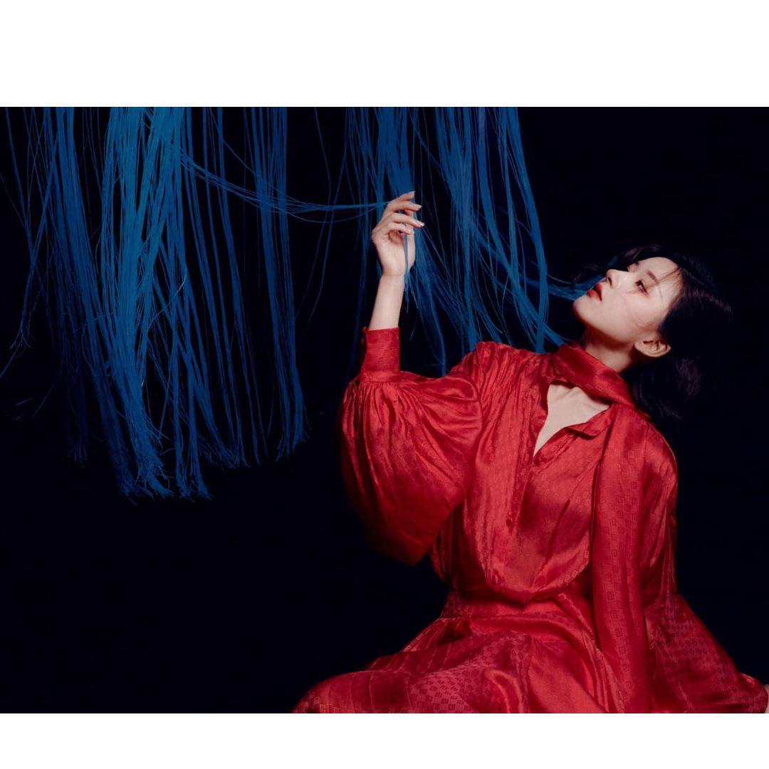 Triệu Lộ Tư xinh lung linh trên bìa tạp chí mới nhưng vẫn nhận về ý kiến trái chiều