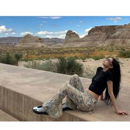 Jennie (BLACKPINK) mặc gì trong kỳ nghỉ tại thung lũng mặt trời Arizona?