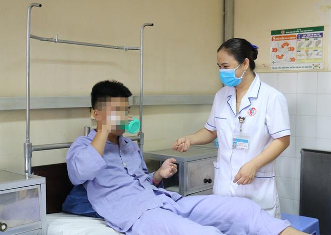 Quảng Ninh: Nam sinh bị rách tầng sinh môn do bạn dựng bút dưới ghế