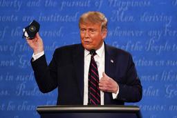 Cửa hàng quà tặng Nhà Trắng rao đồng xu “Donald Trump đánh bại Covid-19”