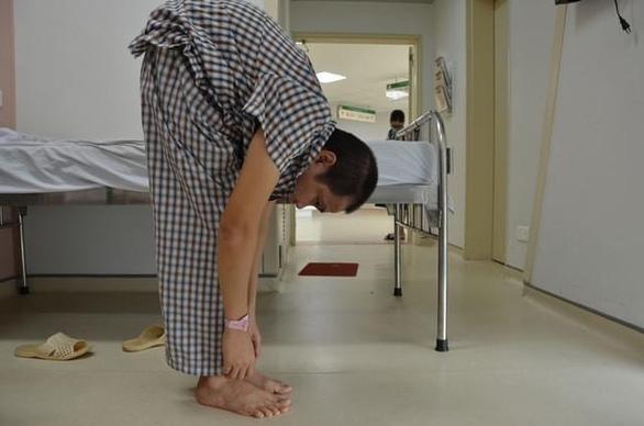 Người đàn ông 22 năm gù gập người như con tôm ở Hà Nội