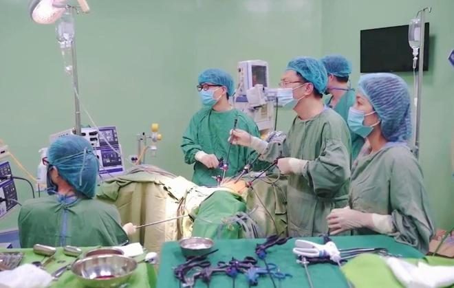 Người phụ nữ mang song thai hiếm gặp, một trong một ngoài tử cung