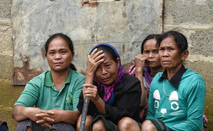 Người dân ở Quảng Trị tự kéo sập nhà để tránh bị lũ cuốn trôi