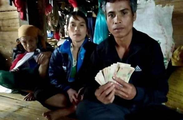 Tìm thấy 10 triệu trong túi áo cũ, người đàn ông đem trả tiền, chỉ lấy áo