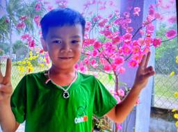 Công an Quảng Ngãi đội mưa tìm trẻ lạc trước giờ bão số 9 đổ bộ