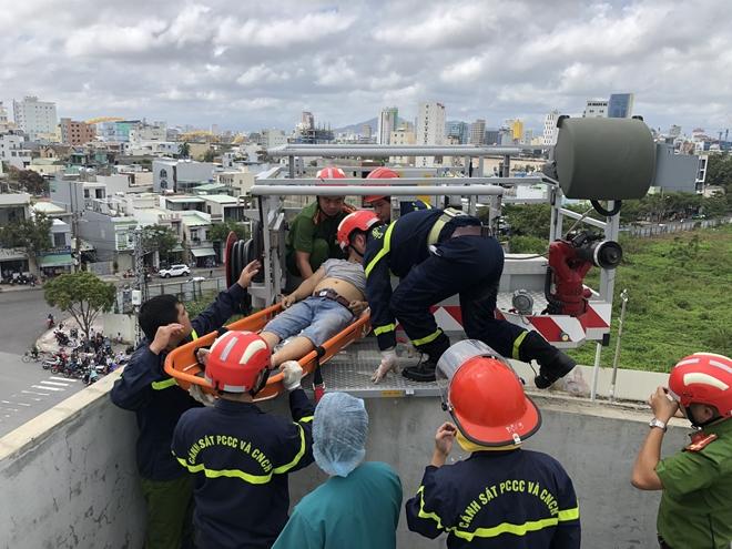 Một công nhân tử vong khi đang chống thấm mái nhà sau bão